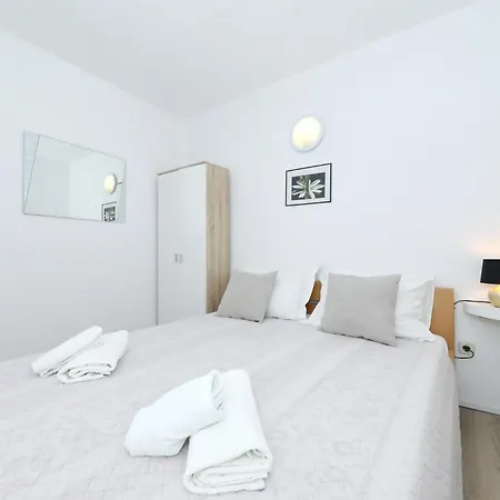 4 Bedroom Amazing In Casa vacanze Banj